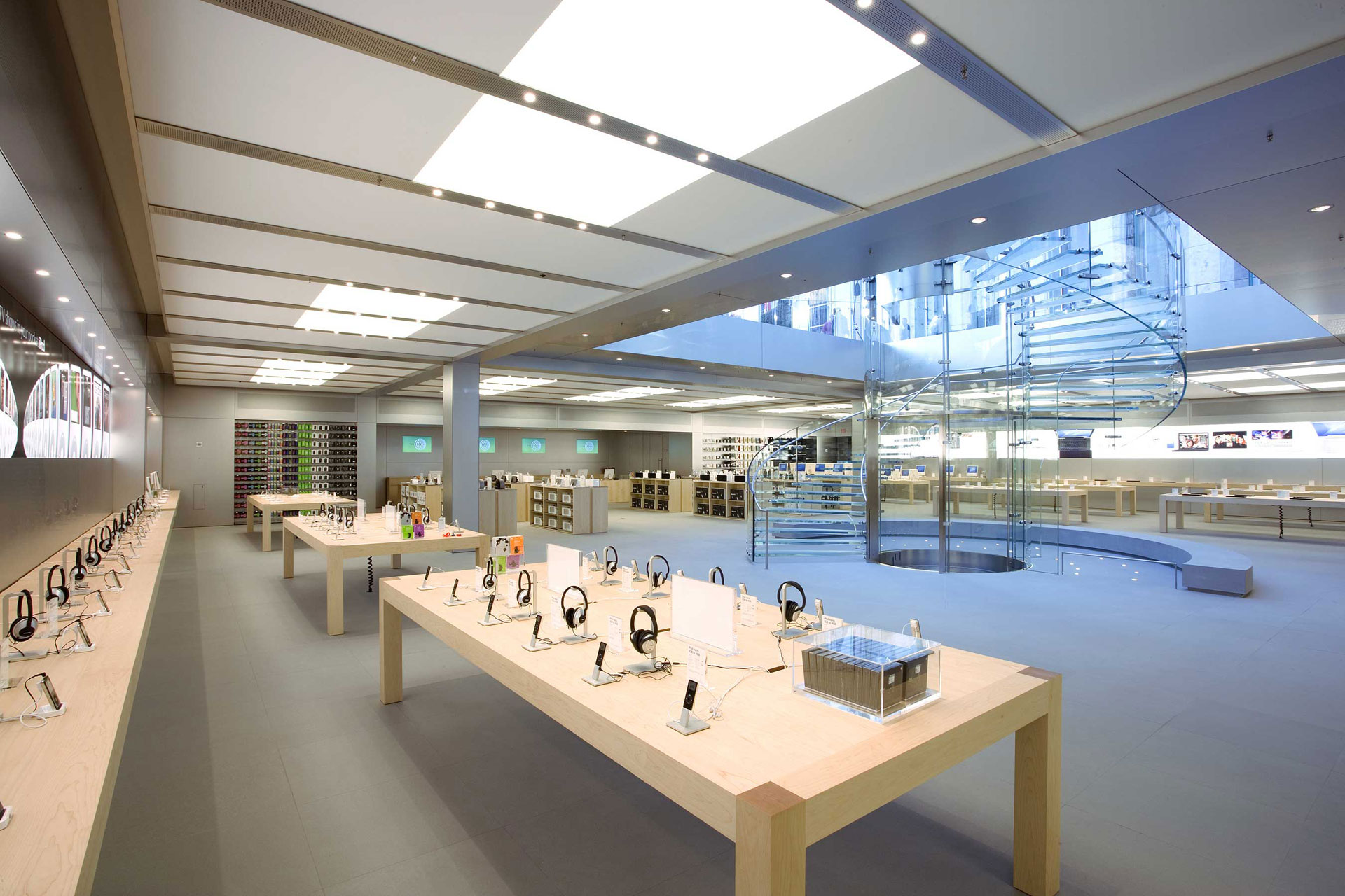 Apple Retail Store editorial image. Image of cellular - 89164755