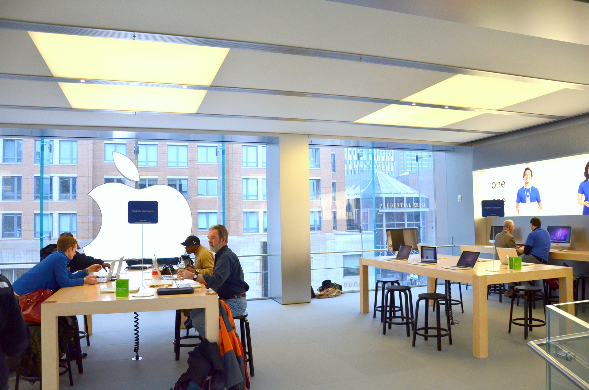 The Mall of New Hampshire - Apple Store - Apple